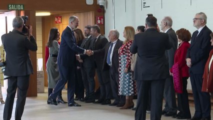 La Reina Letizia reinventa su vestido gris con el poder de los complementos
