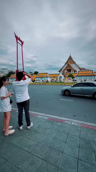 "Out of the hostel and on the hunt for delicious halal food in Bangkok! 🍜🌙 Ready to explore the city’s vibrant flavors and hidden gems. Let’s eat! 🕌✨