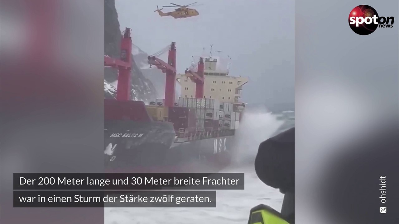 Riesenfrachter läuft in Sturm auf Grund - Heli rettet Crew