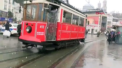 İstanbul- Taksim'de kar yağışı başladı