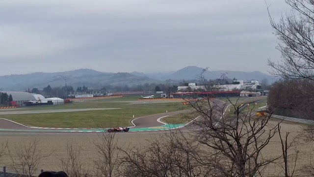 I primi giri della Ferrari SF-25 sul circuito di Fiorano: tanti tifosi sul cavalcavia per tifare Hamilton e Leclerc