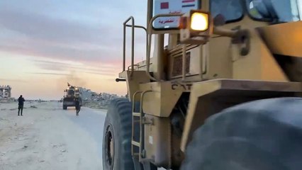 جرافتان مصريتان تصلان إلى رفح لإزالة الأنقاض