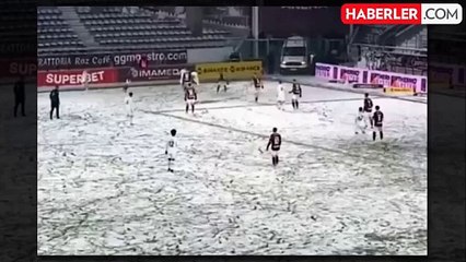 Oyuncular sahada kayboldu! Kar yağışı maça damga vurdu