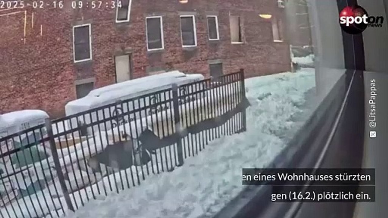 Wohnhaus kracht ein - Kamera filmt mit