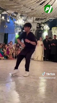 #HaniaAamir sets the stage on fire as she dances to Bollywood hit 'Natu Natu' at Umer Mukhtar's wedding. 😍😍😍😍