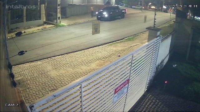 Câmera registra momento em que homem é executado com 11 tiros
