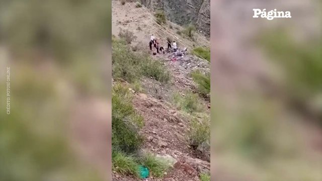 Al menos 31 fallecidos y 15 heridos tras la caída de un bus a un barranco en Bolivia