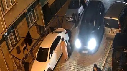 Esenyurt'ta park halindeki otomobile çarpıp kaçtı; aracındaki hasarı kontrol etti