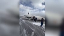 El momento en que el avión de delta vuelca en la pista del aeropuerto de Toronto