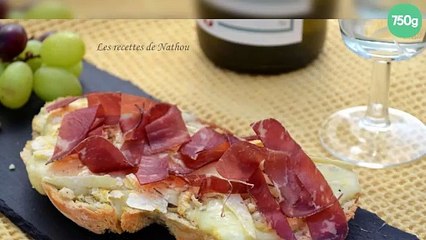 Bruschetta au Reblochon, huile citronnée, noix et jambon