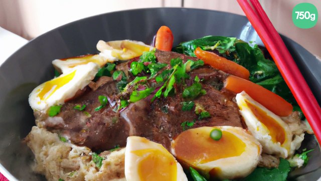 Ramen bœuf comme une omelette, petits légumes verts et bœuf au gingembre