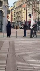 Belfort : La vidéo glaçante d'une femme de 24 ans, habillée en noir des pieds à la tête, qui menace des policiers avec un couteau, en plein centre-ville