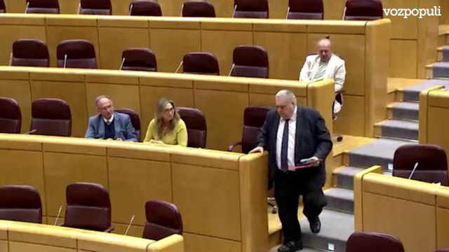 Bronca en el Senado entre los miembros del PP y el PSOE: ¡Vete ya!