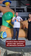 Escultura Dama Solitária ganha traje “patriota” em Balneário Camboriú