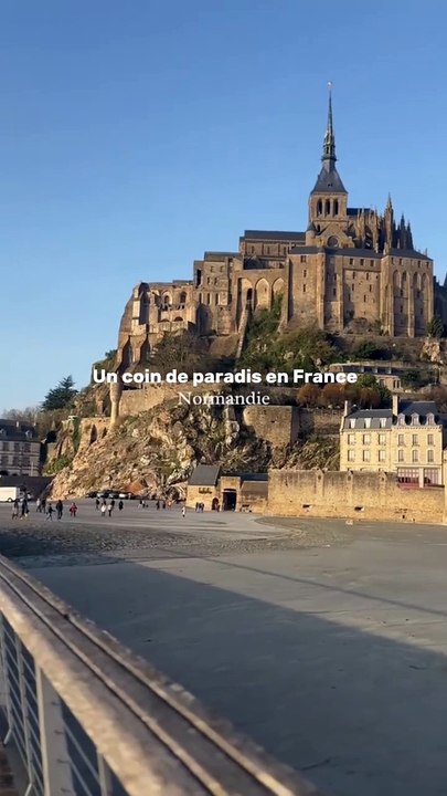 L’air marin et les paysages à couper le souffle de la Normandie ! 🌊✨