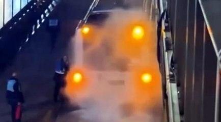Avcılar'da metrobüsün motorunda çıkan yangın söndürüldü