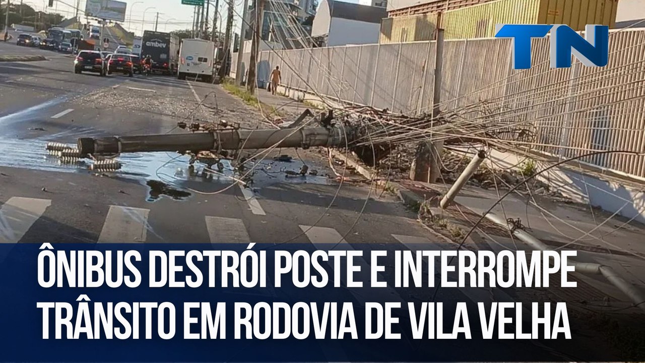 Ônibus destrói poste e interrompe trânsito em rodovia de Vila Velha