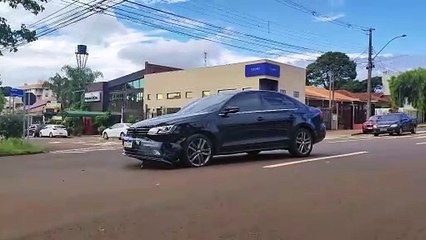 Jetta e Palio colidem no Centro de Cascavel