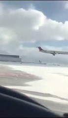 El momento en el que el avión de Delta volcó al aterrizar en el aeropuerto de Toronto