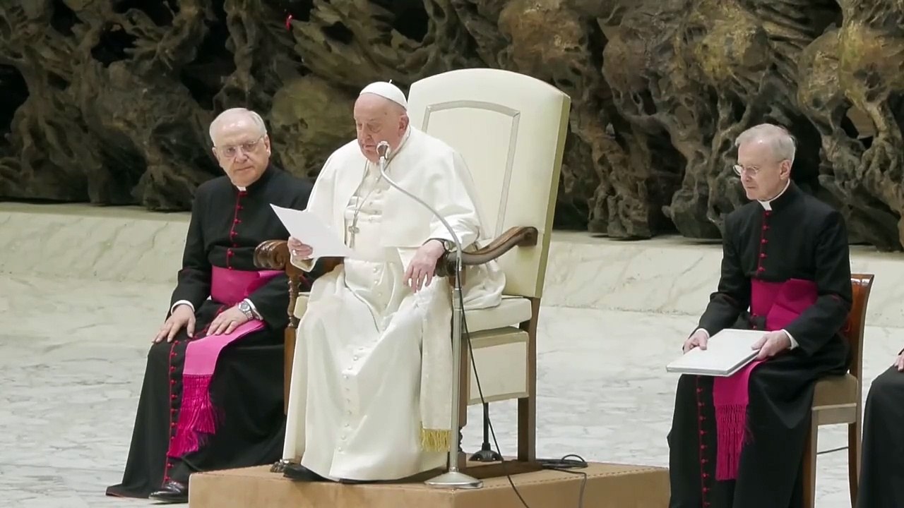 Una neumonía bilateral descubierta en el hospital complica el cuadro clínico del papa