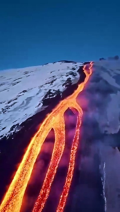 Monte Etna entra em erupção rodeado por neve, na Itália
