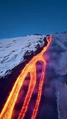 Monte Etna entra em erupção rodeado por neve, na Itália