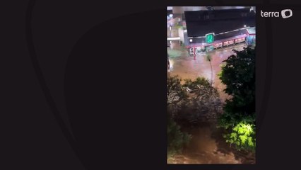 Temporal arrasta carros em avenida na Freguesia do Ó, em São Paulo