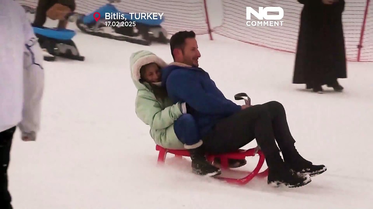 NO COMMENT: Animadas batallas de bolas de nieve y bailes tradicionales en Turquía