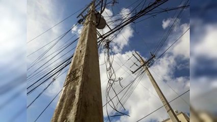Edesur corrige poste en Arroyo Hondo Viejo