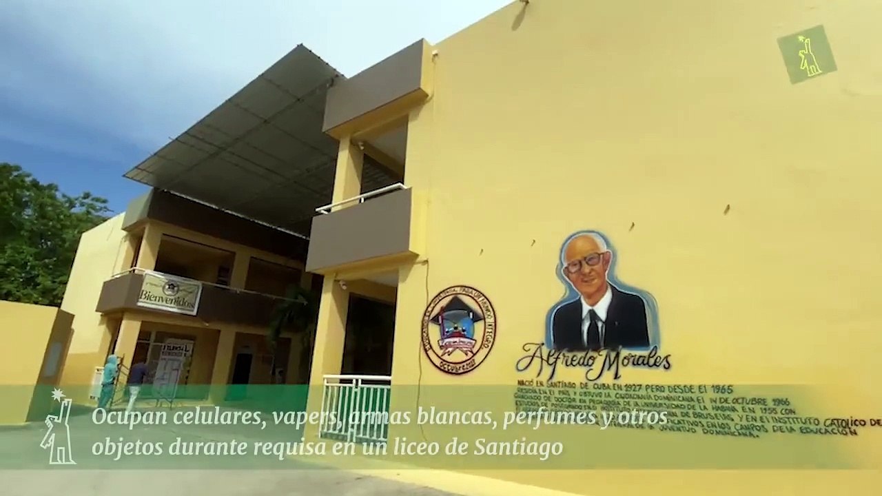 Ocupan celulares, vapers, armas blancas, perfumes y otros objetos durante requisa en un liceo de Santiago