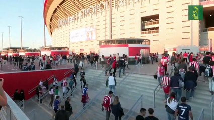 El lanzamiento de objetos opaca el derbi Atlético-Real Madrid