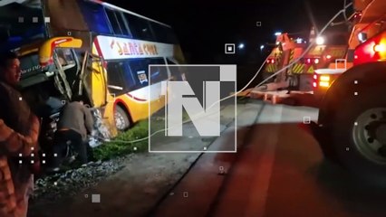 Tragedia en Colomi: Un bus chocó y terminó volcado dejó un fallecido y 20 heridos