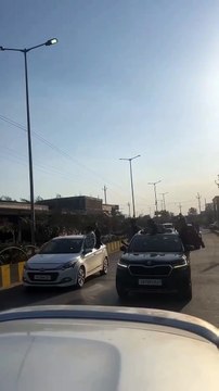 School students car stunt: कार सवार स्कूली छात्र-छात्राओं की शहर में फिर स्टंटबाजी, लहराते रहे शराब की बॉटल, पुलिस को खुली चुनौती