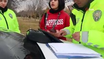 Trafik polisi bu sefer cezaları sürücülere değil, yayalara kesti!