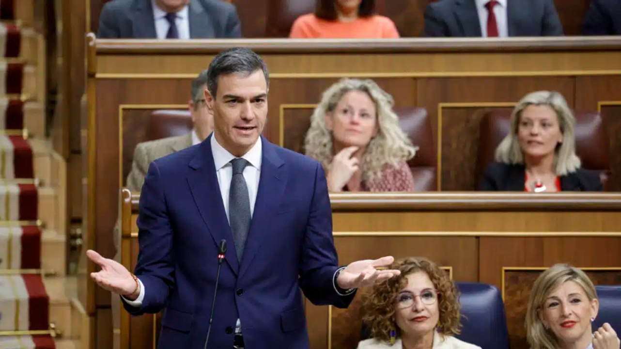 Sánchez evita de nuevo aludir a la tributación del SMI y define a Feijóo como un "colosal engaño"