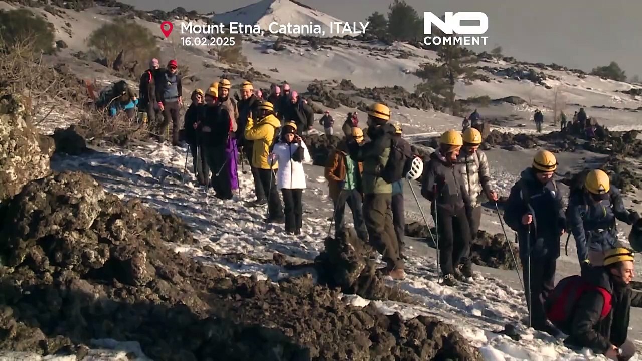 حمم تتدفق من بركان جبل إتنا والسياح يتوافدون للتمتع بالمشهد عن قرب