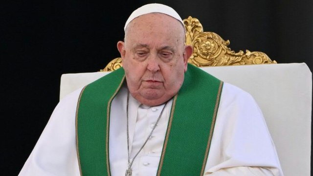Papst Franziskus mit Lungenentzündung im Krankenhaus