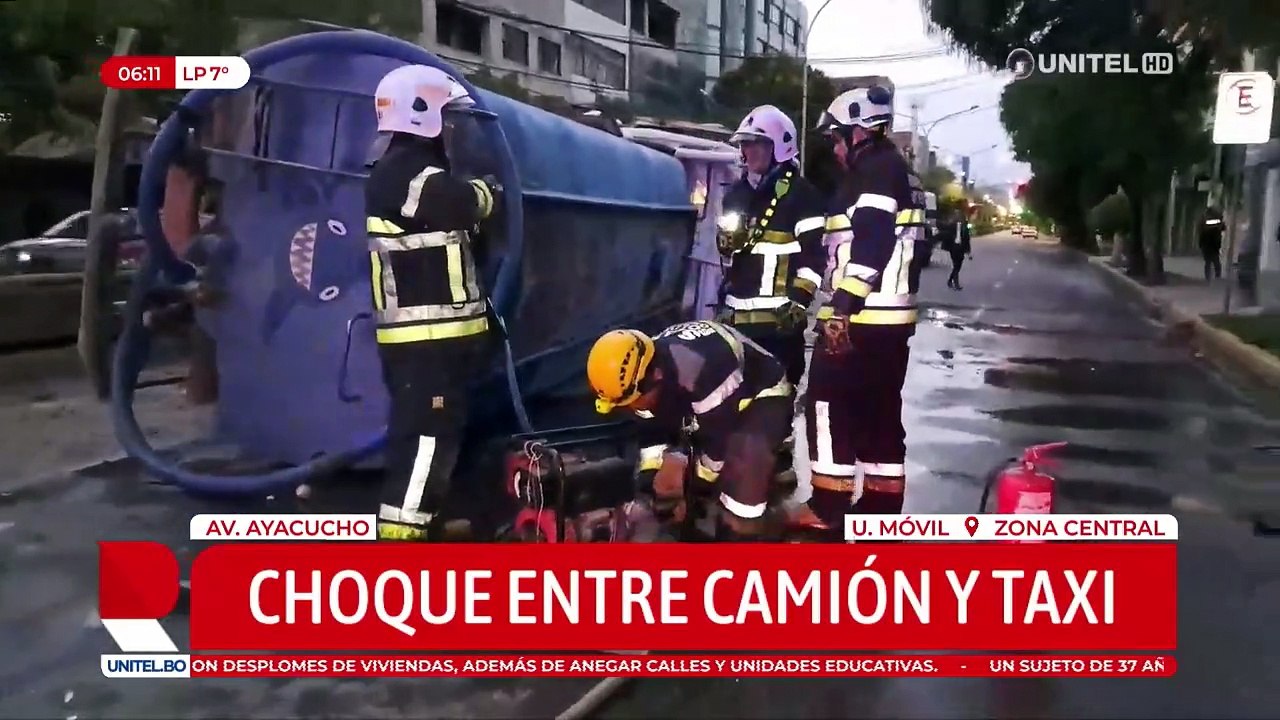 Cisterna vuelca tras impactar contra un taxi y una jardinera en Cochabamba