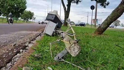 Poste é derrubado na Avenida Tancredo Neves em Cascavel