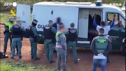 Spagna: polizia arresta trafficanti di migranti accusati di aver ucciso otto persone