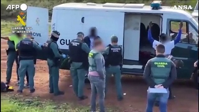 Spagna: polizia arresta trafficanti di migranti accusati di aver ucciso otto persone