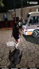 TRANSEÚNTES AUXILIAN A UNA MUJER EN EL CENTRO