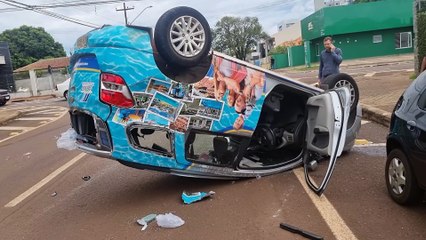 Spin capota após colidir com Fusion no Centro de Cascavel