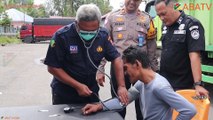SAT LANTAS BERSAMA DISHUB PASAMAN LAKUKAN TES URINE DAN CEK KESEHATAN PENGEMUDI TRUK DAN BUS ANTAR KOTA