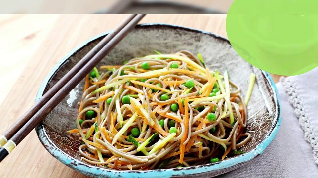 Salade de nouilles Soba à la courgette, carottes et petits pois