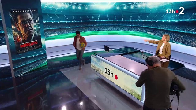 Buzz: Quand le 13h de France 2 se termine en match de foot sur le plateau avec Jamel Debbouze à l'initiative de la présentatrice Maya Lauqué - Regardez