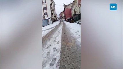 Öğrenciler kış şartlarında yolda kalıyorlar