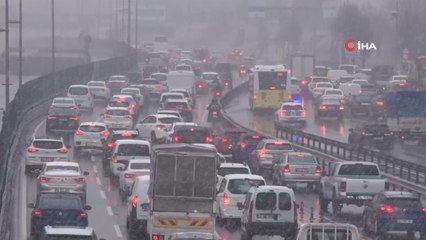 İstanbul’da kar yağışı etkisini artırdı, trafik yoğunluğu oluştu