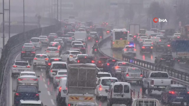 İstanbul’da kar yağışı etkisini artırdı, trafik yoğunluğu oluştu