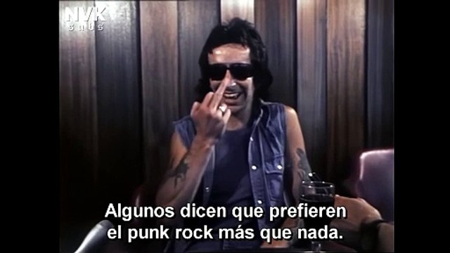 Bon Scott sobre la obscenidad, el punk, la policía y el público de AC/DC (1977)
